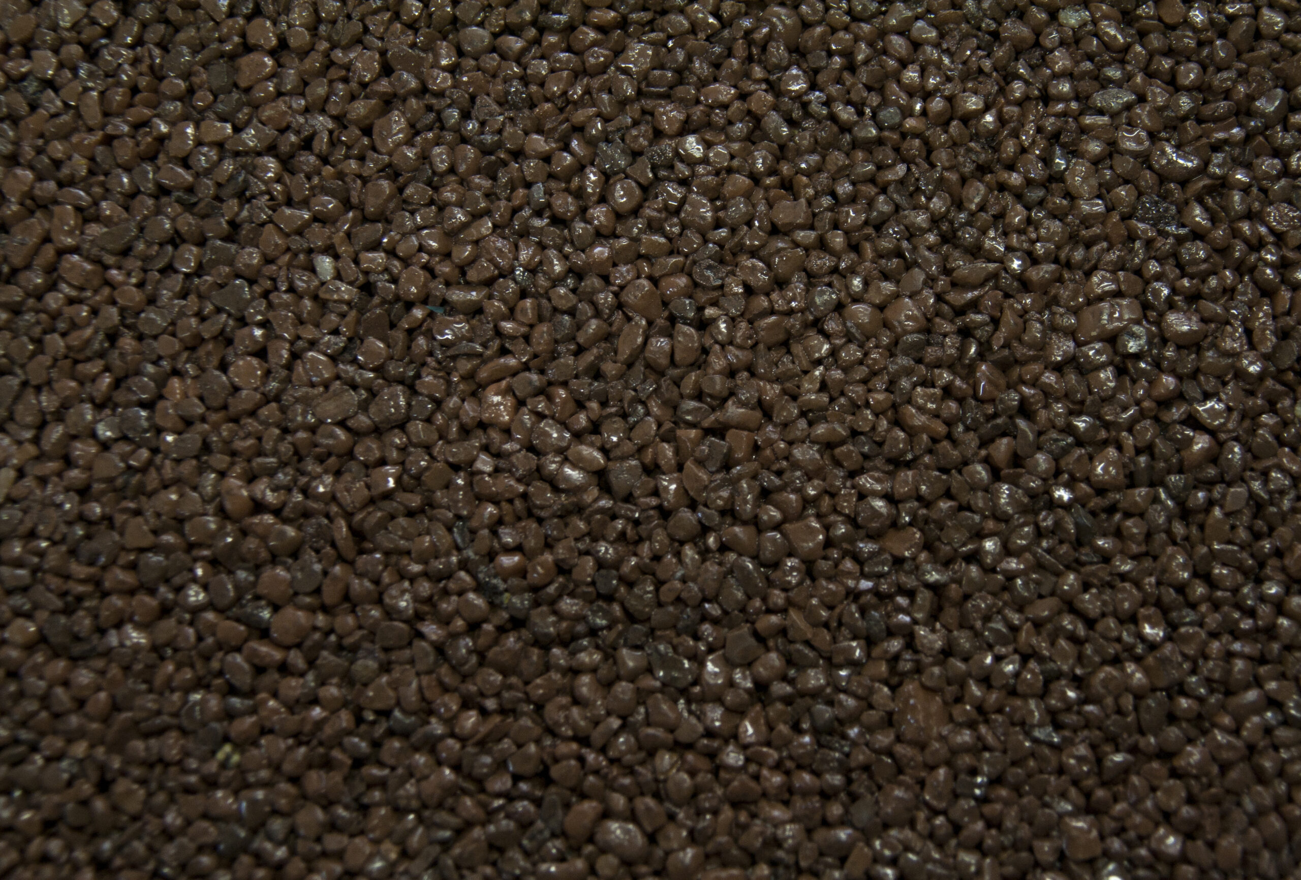 nawierzchnia ekoway z barwionego kruszywa koloru brązowego