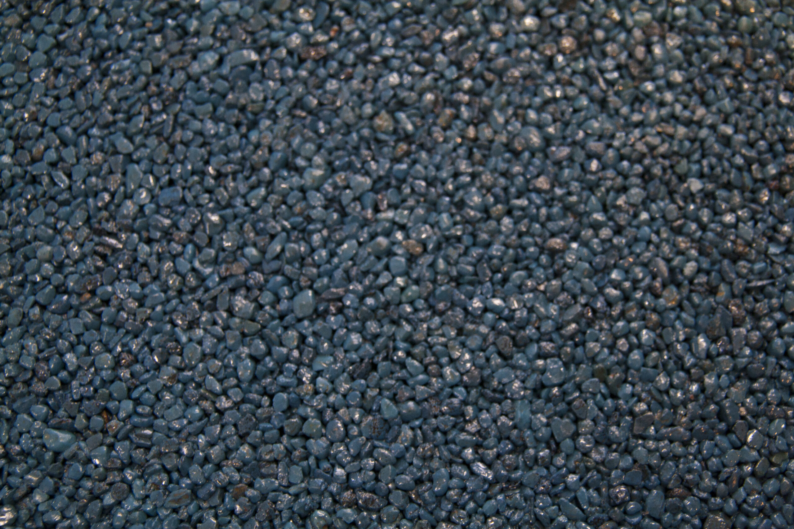 nawierzchnia ekoway z barwionego kruszywa koloru niebieskiego