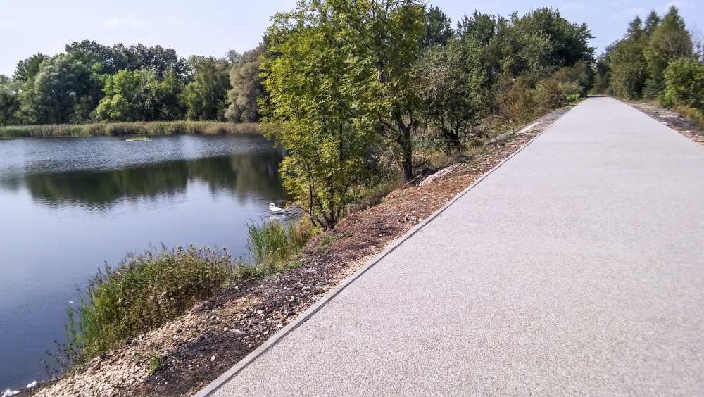 nawierzchnia wodoprzepuszczalna ekoway z granitu szarego na obszarze Natura 2000