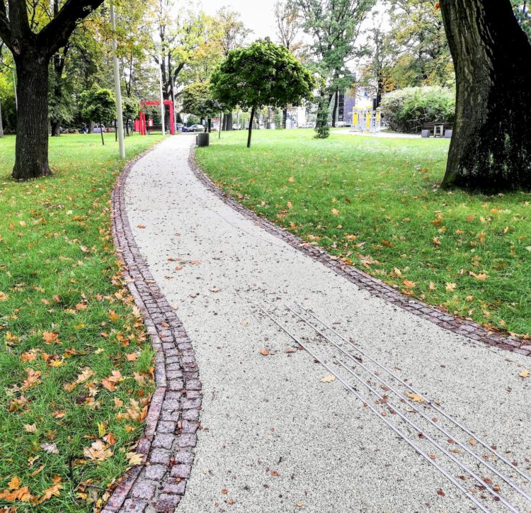 nawierzchnia drenująca ekoway w parku miejskim z obrzeżem z kostki granitowej