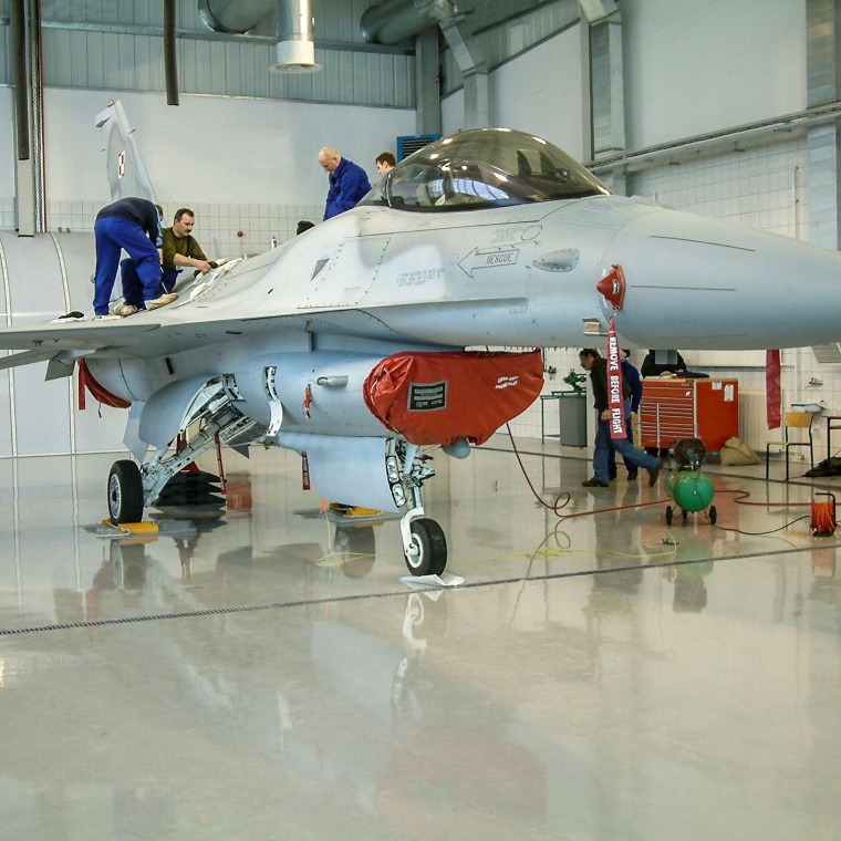 posadzki epoksydowe - hangar