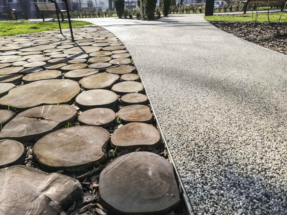 nawierzchnia ekoway z granitu szarego w parku