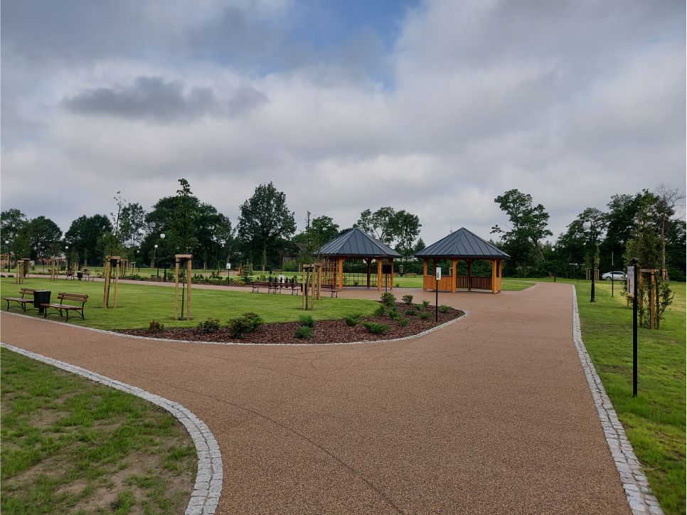 ścieżka pieszo-rowerowa z nawierzchni ekoway w kolorze żwiru mietkowskiego w parku