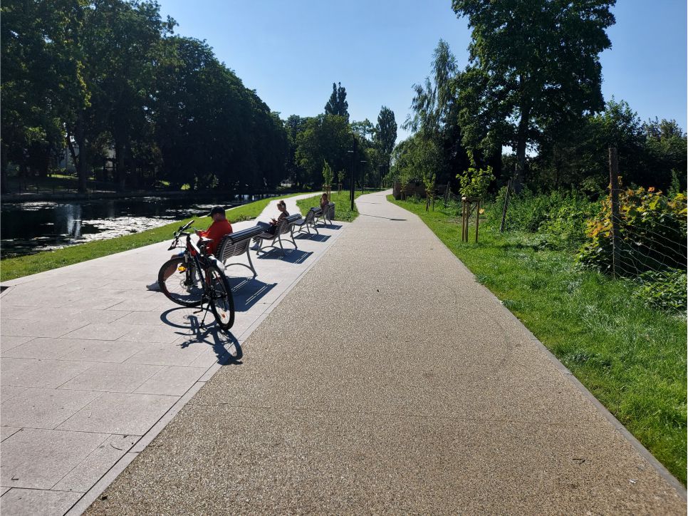 ścieżka pieszo-rowerowa na bulwarze miejskim z nawierzchni mineralnej utwardzonej ekoway