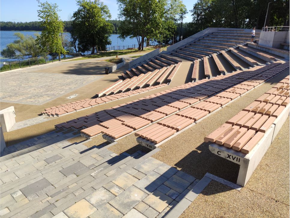 nawierzchnia ekoway na schodach w amfiteatrze