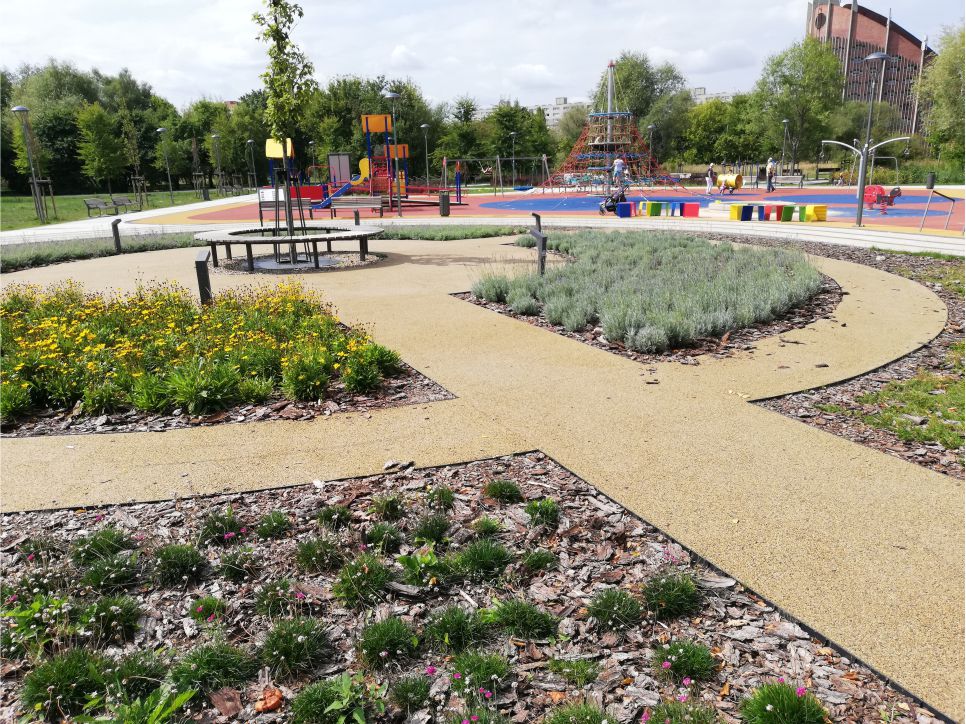 nawierzchnia mineralno-żywiczna ekoway obok placu zabaw w parku miejskim
