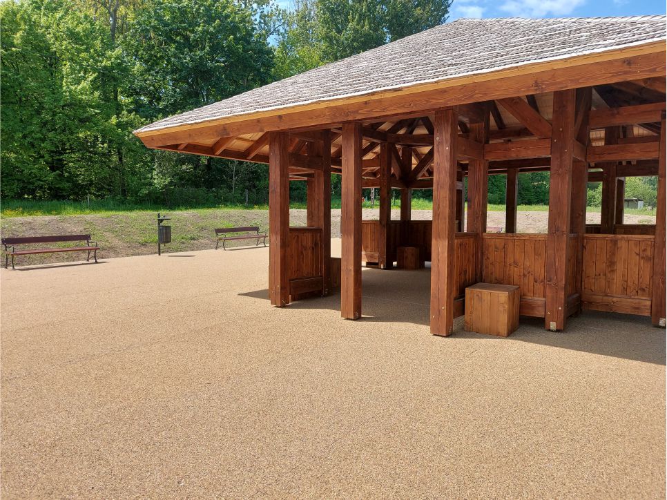 drewniana altana ustawiona na nawierzchni ekoway