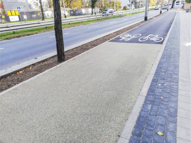 odcinek nawierzchni ekoway na asfaltowej ścieżce rowerowej przy drzewie w mieście