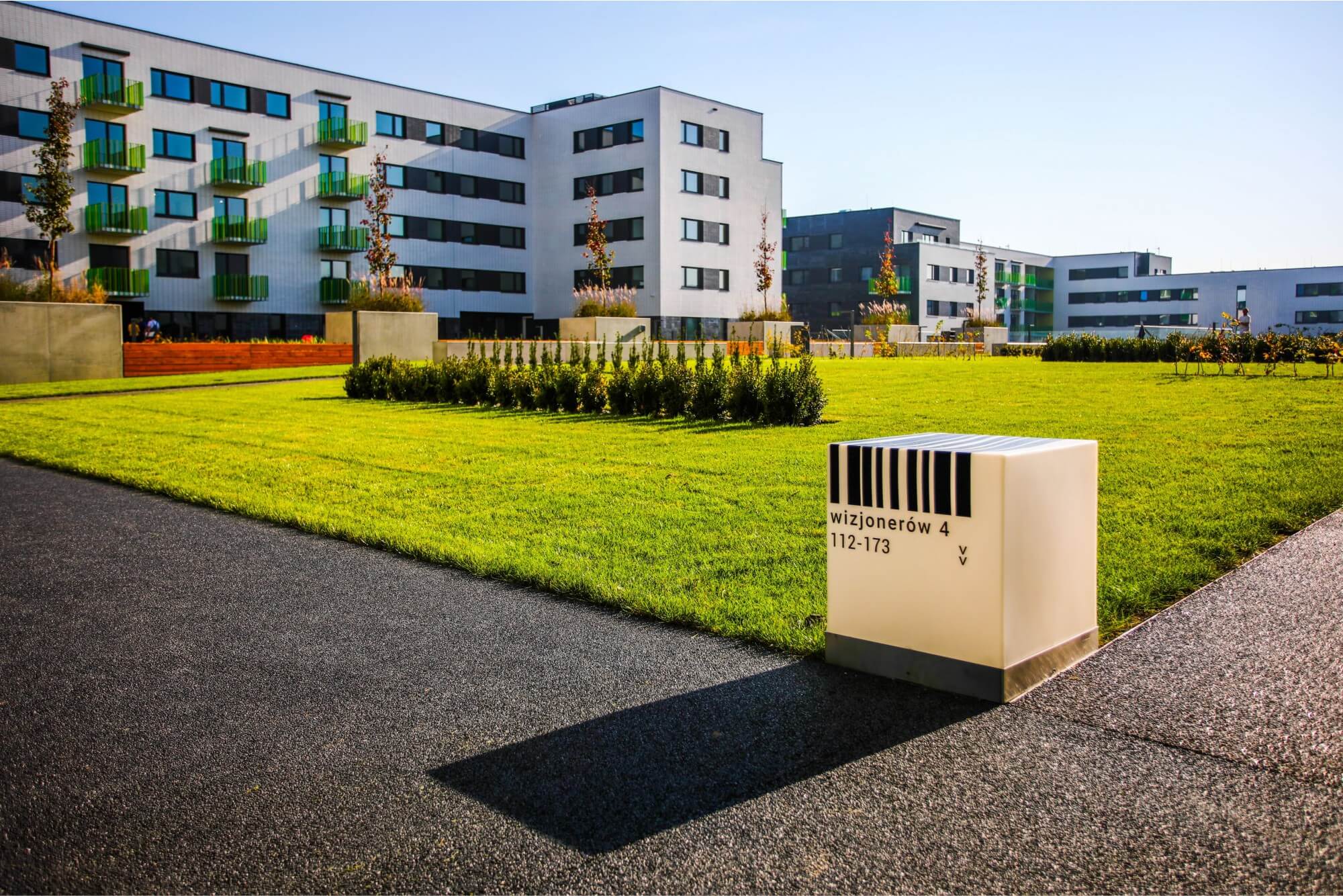 chodnik z nawierzchni ekoway z bazaltu na terenie osiedla mieszkaniowego