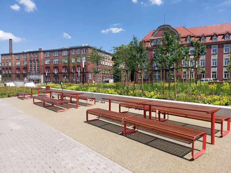 zastosowanie nawierzchni ekoway w otoczeniu ławki i stolika na skwerze miejskim