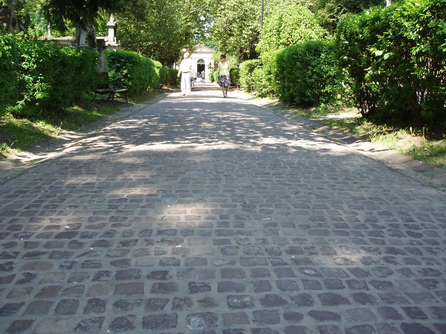 Spoina żywiczna do bruku, realizacja na cmentarzu w Krakowie